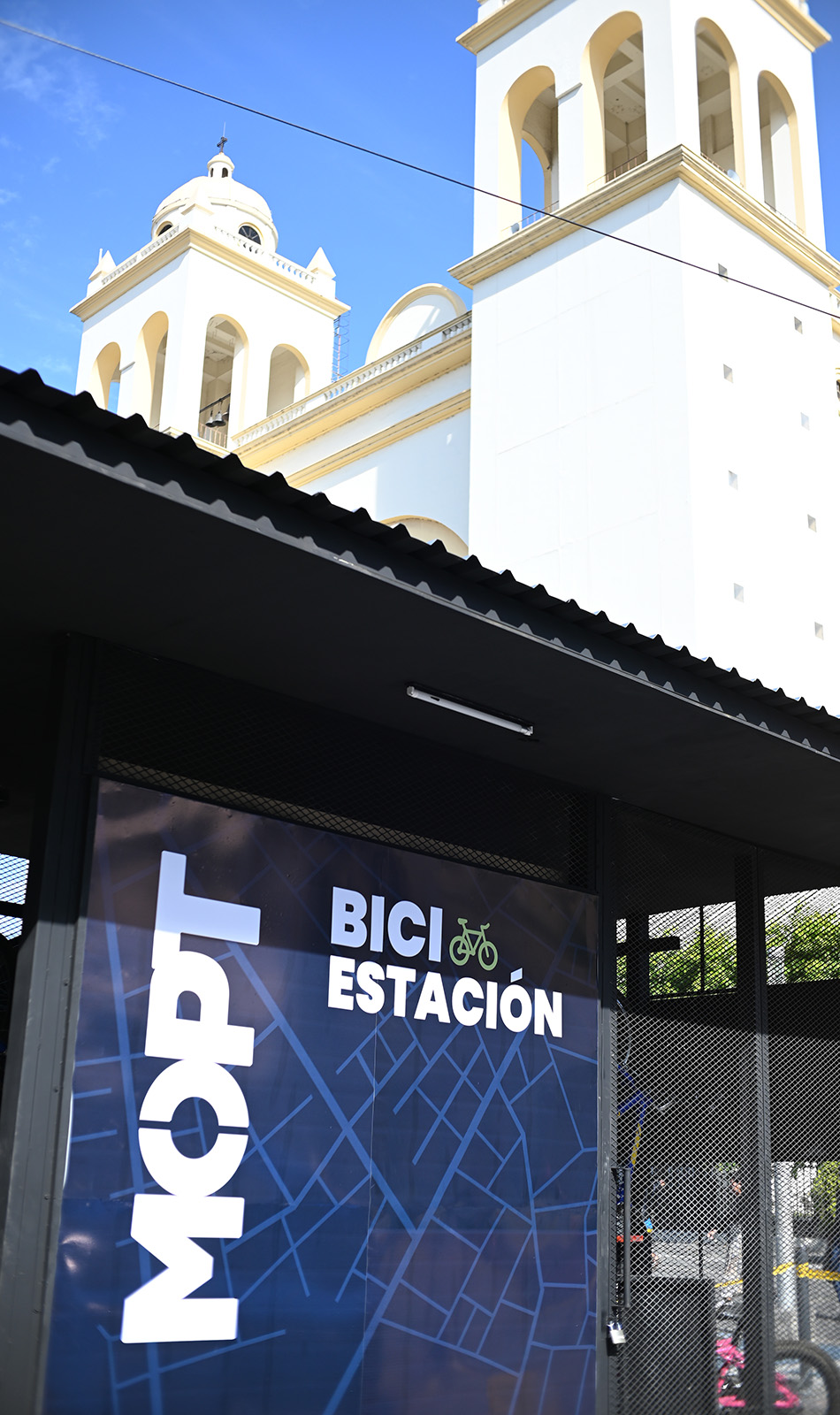 La biciestación con las torres de la Catedral Metropolitana al fondo