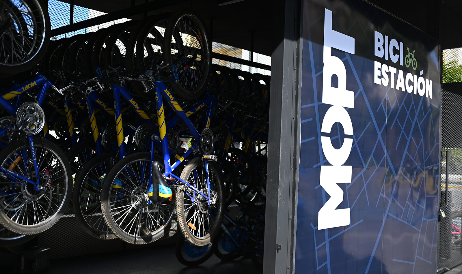 Interior de la estructura con las bicicletas del MOPT en sus rieles