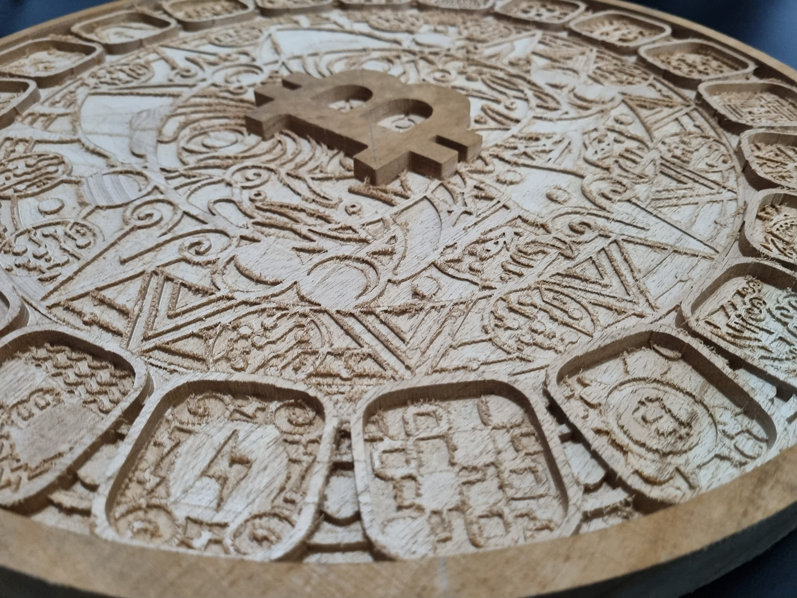 Pasada de detalle CNC sobre el relieve del calendario