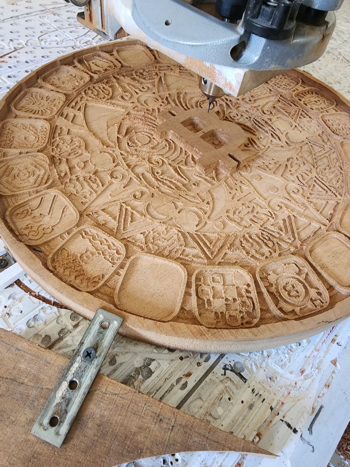 Husillo CNC tallando el símbolo central de Bitcoin