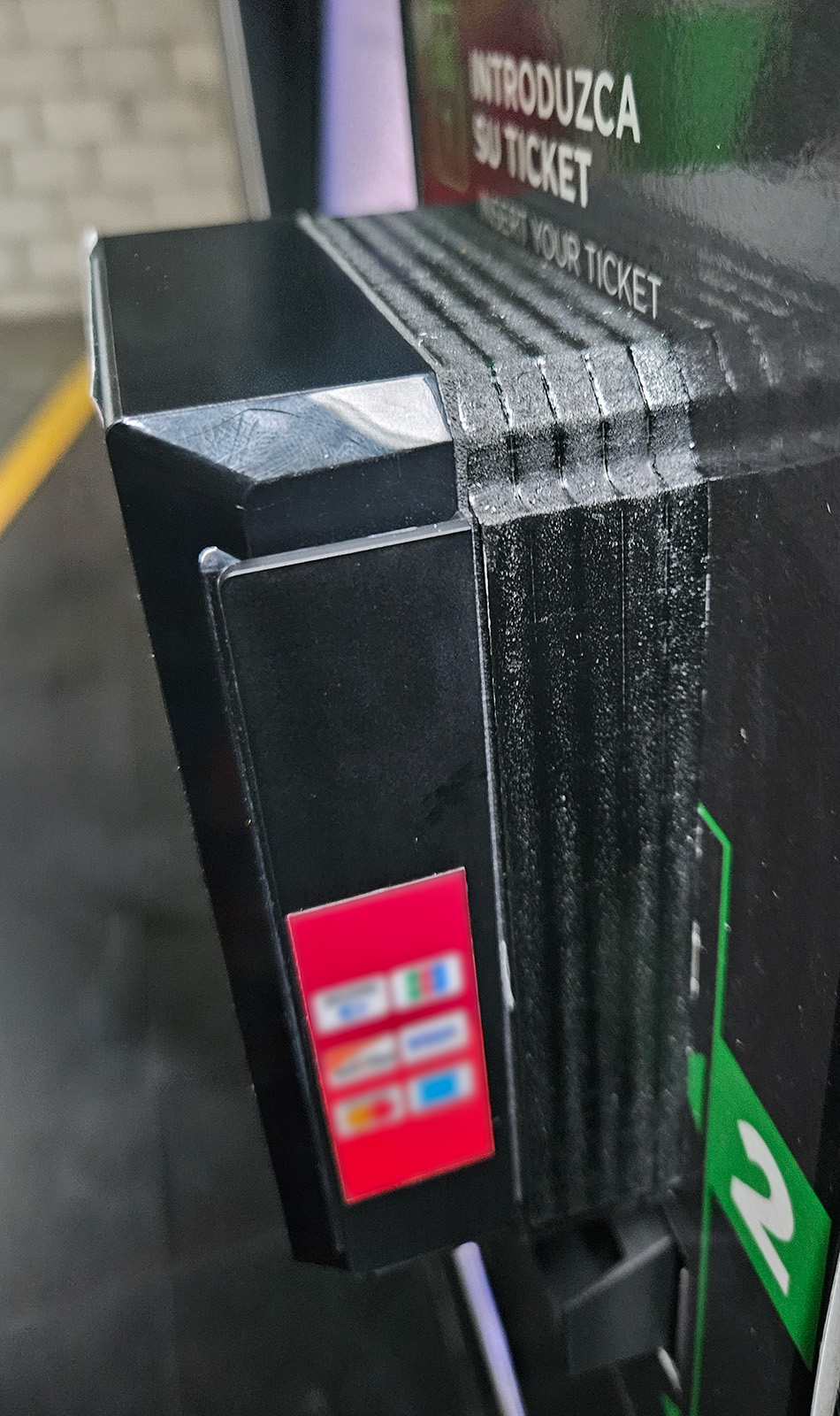 Detalle del adaptador de PVC en capas entre la terminal POS y el quiosco de pago