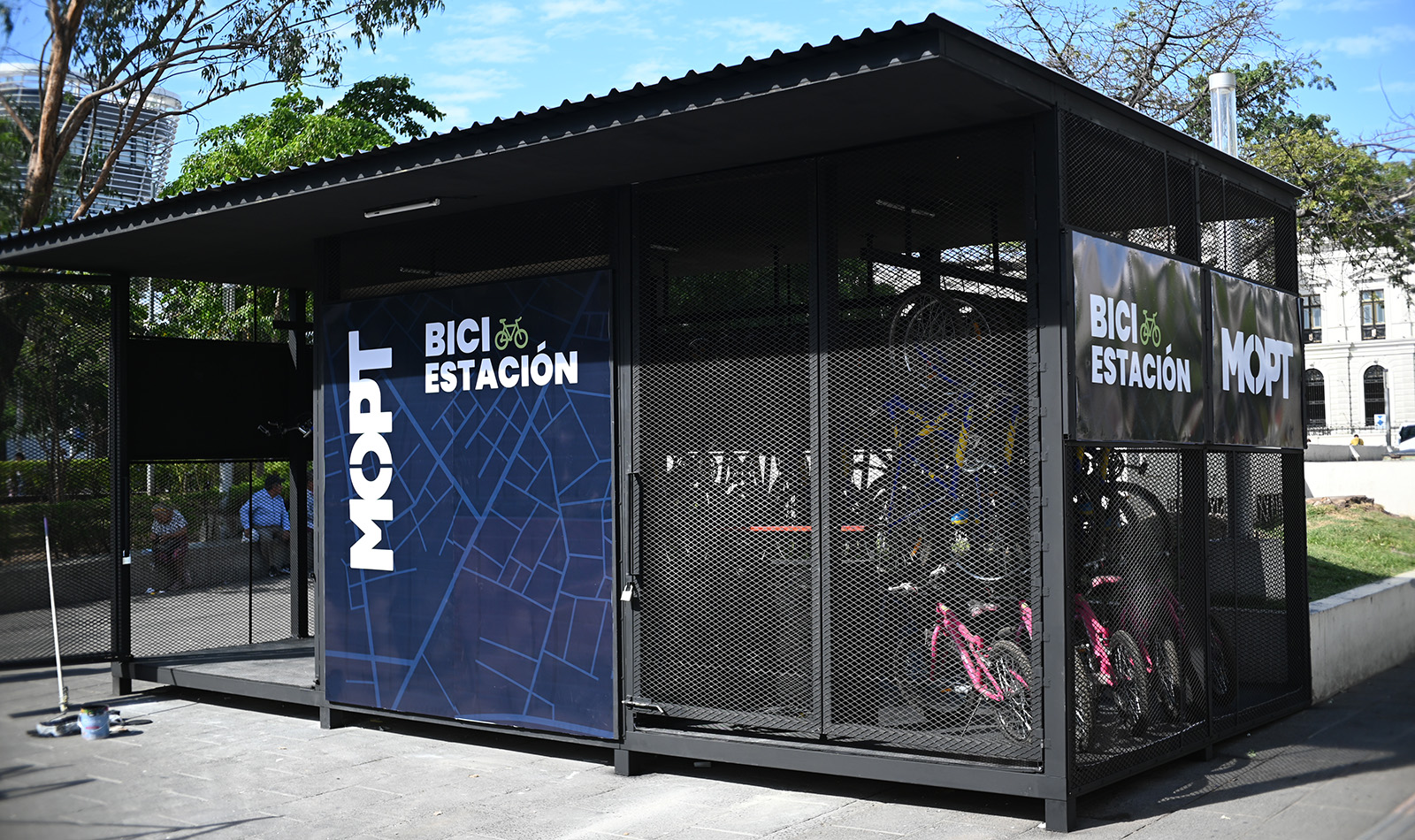 Biciestación del MOPT instalada en la Plaza Gerardo Barrios