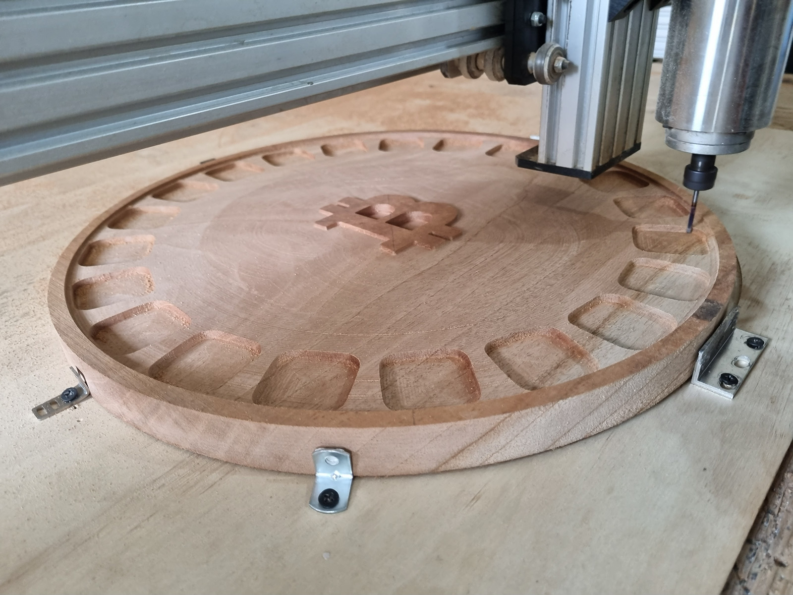 Desbaste CNC del Calendario Bitcoin-Nahua en cedro macizo
